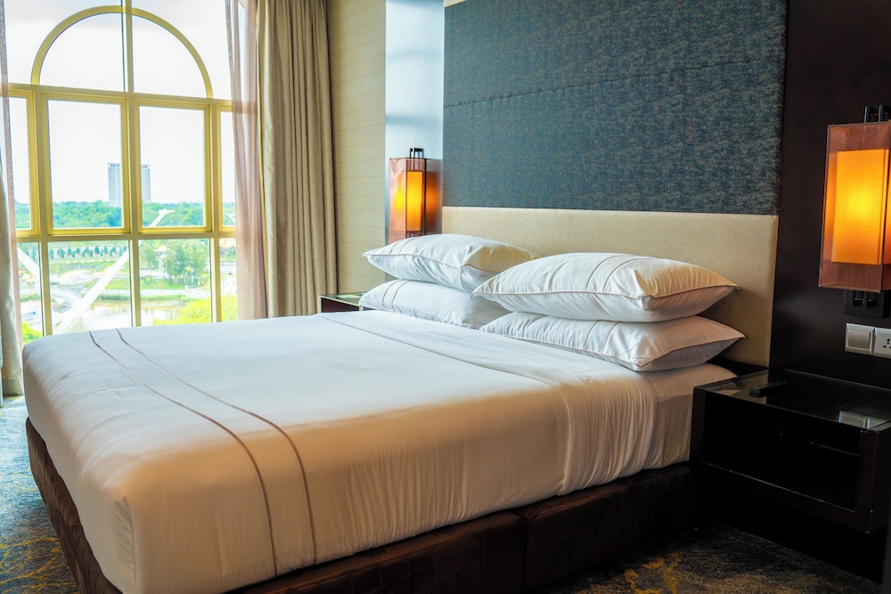 Premier, Suite, King Bed, Water Front, River View