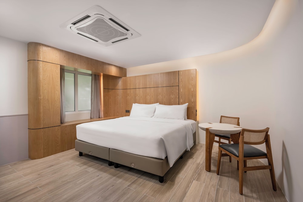 STUDIO, KING BED