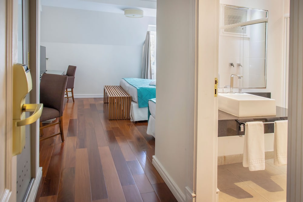 Luxury, 1 Queen and 1 Single Bed, Hotel Serra da Estrela 7/7