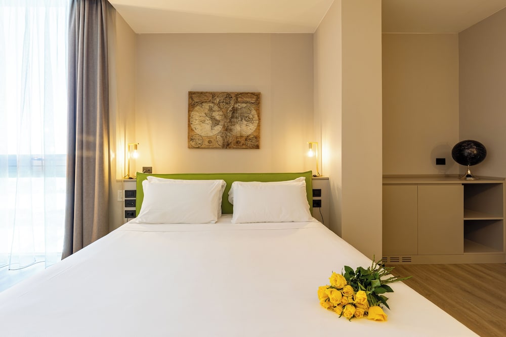 Skyline, Suite, King Bed, Sofa