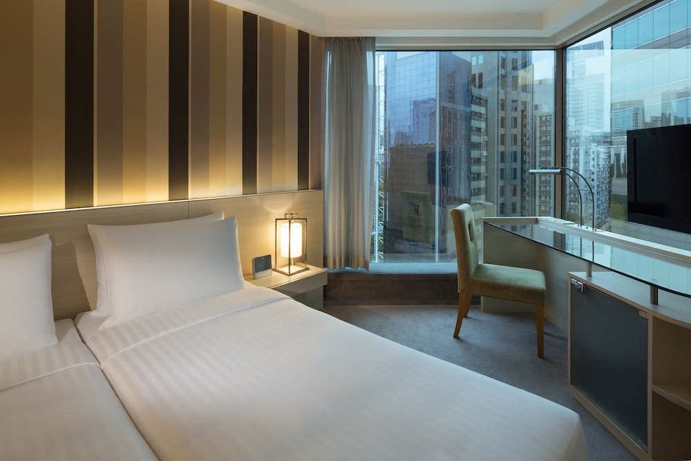 The Royal Pacific Hotel & Towers 10/34