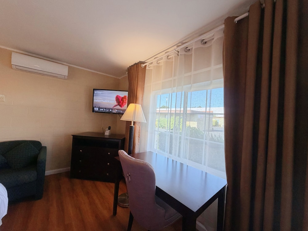 Royal Inn and Suites 31/42