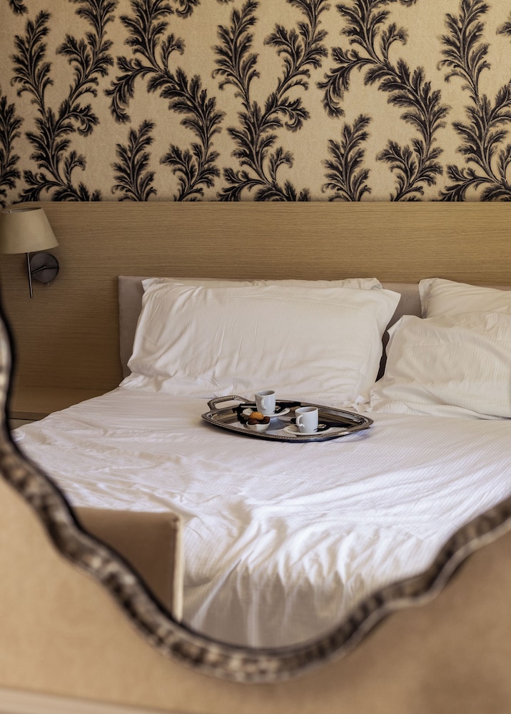 DELUXE, DOUBLE BED