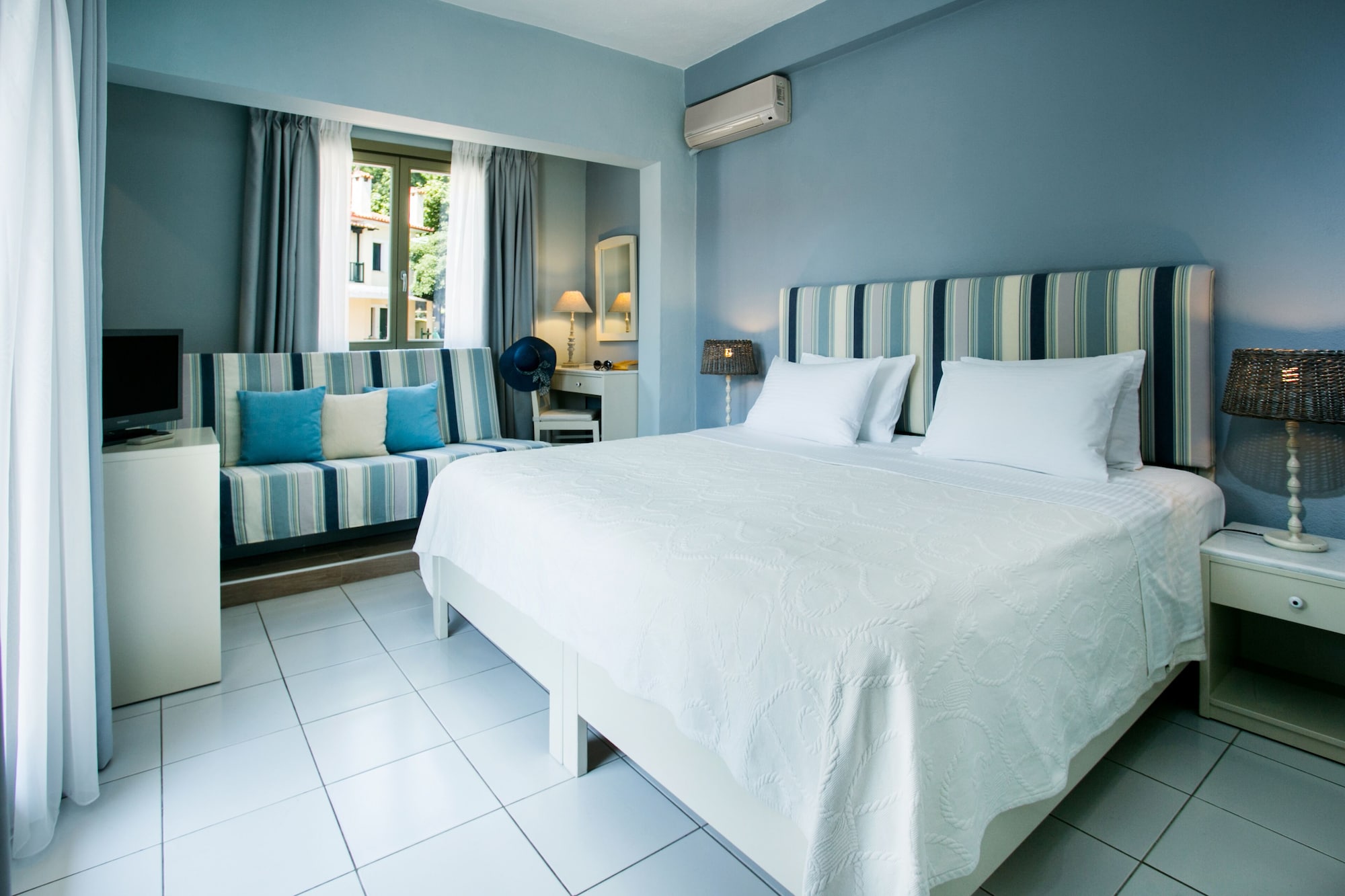 Comfort, Queen Bed, Partial Sea View, Sofa