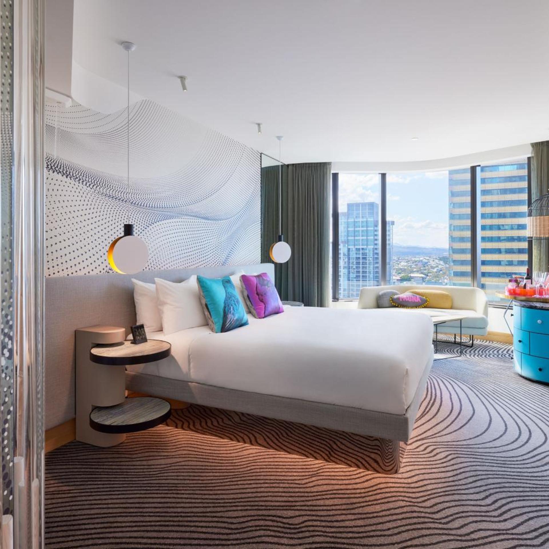 Deluxe, King Bed, Partial River View, High Floor