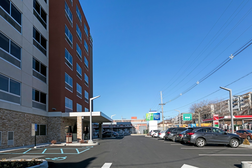 Holiday Inn Express Suites Jersey City North Hoboken 7/39
