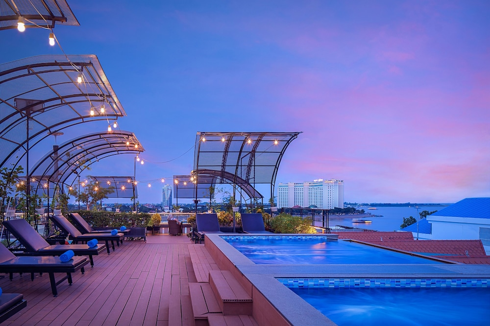 Ohana Phnom Penh Palace Hotel 55/56