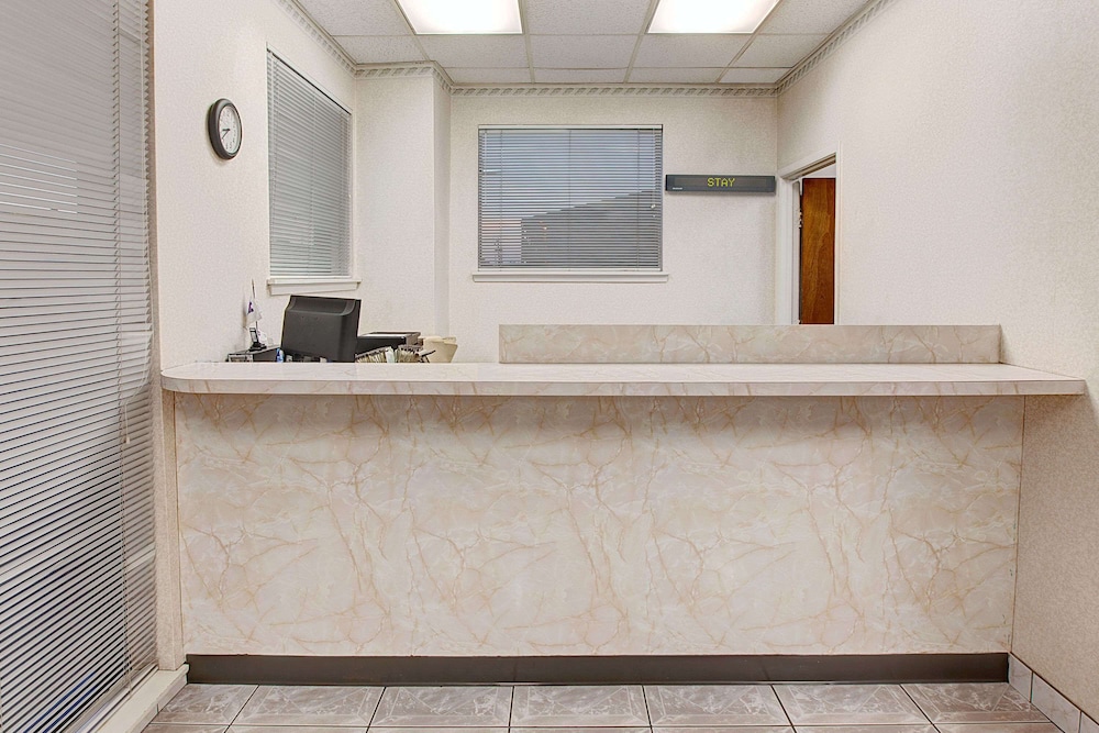 Knights Inn South Houston photo3