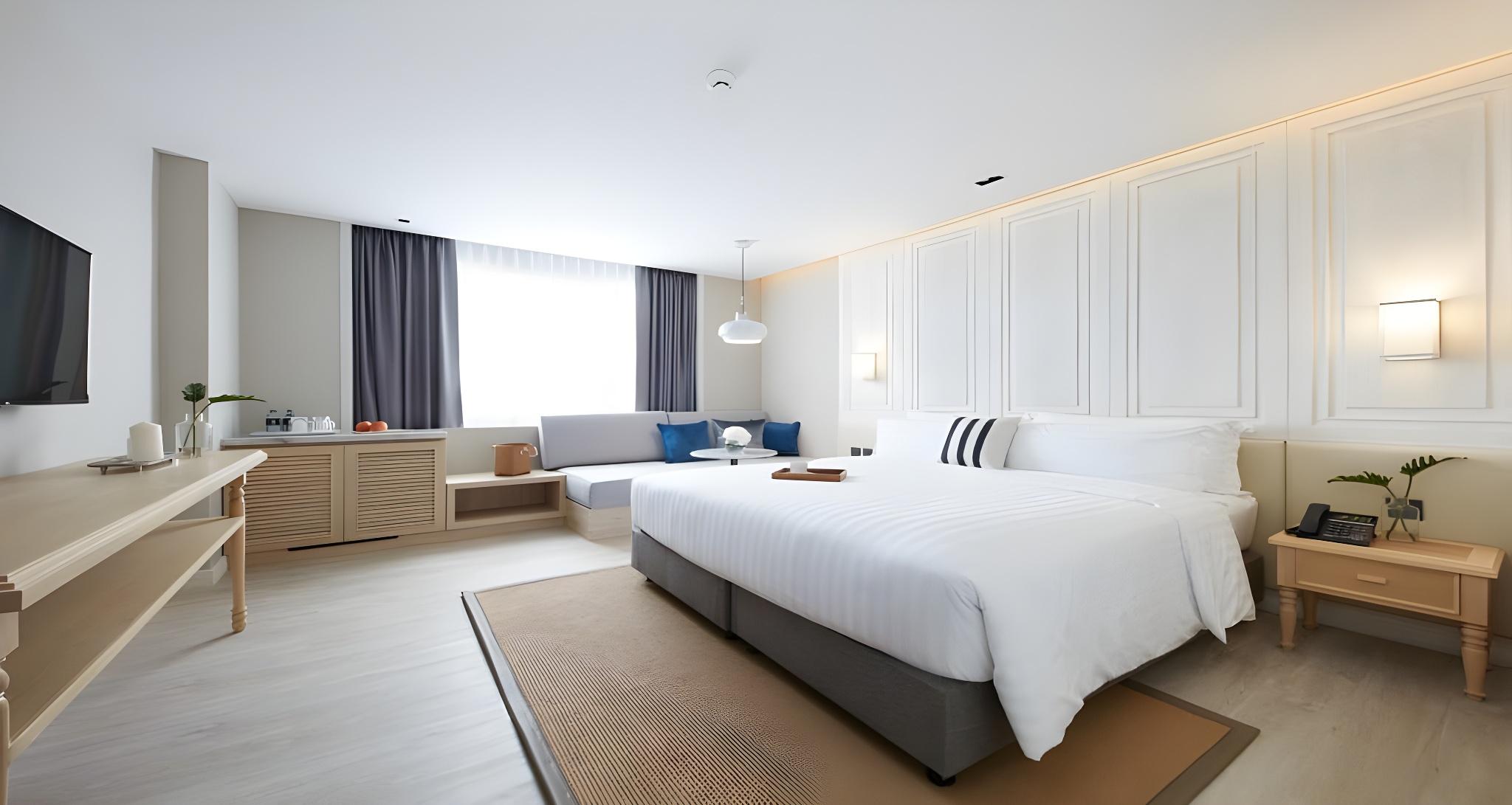 Deluxe, Double or Twin Bed, Grand Building