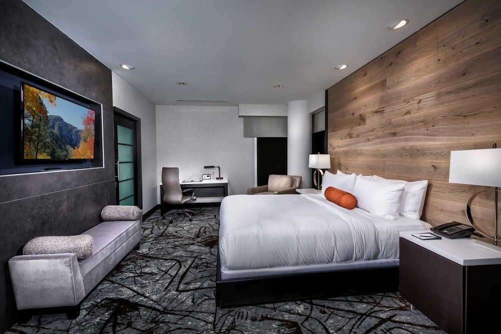 ROOM, KING BED