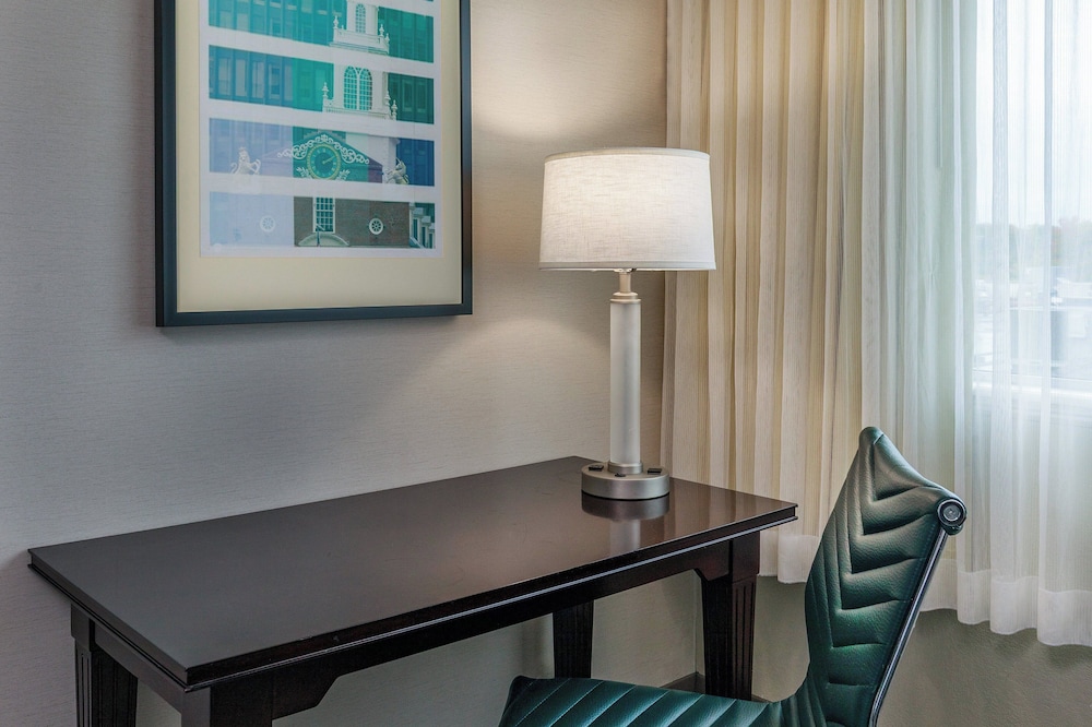 Holiday Inn Suites Boston Peabody 24/62
