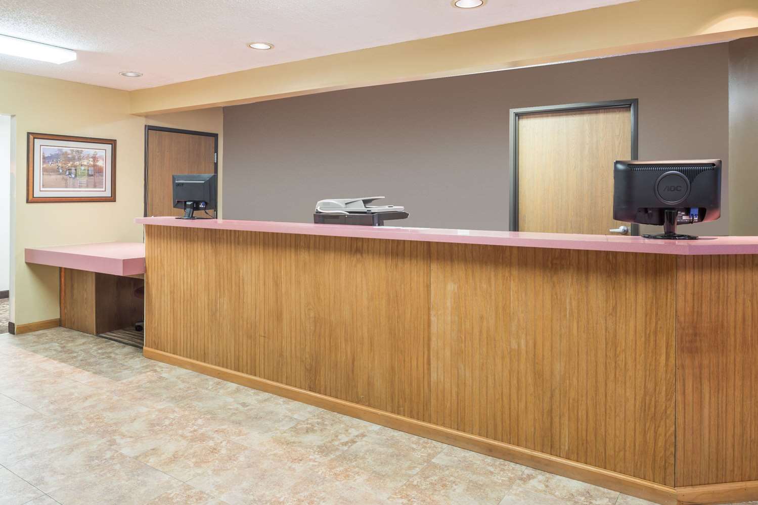 Super 8 By Wyndham Jerseyville IL 2/10