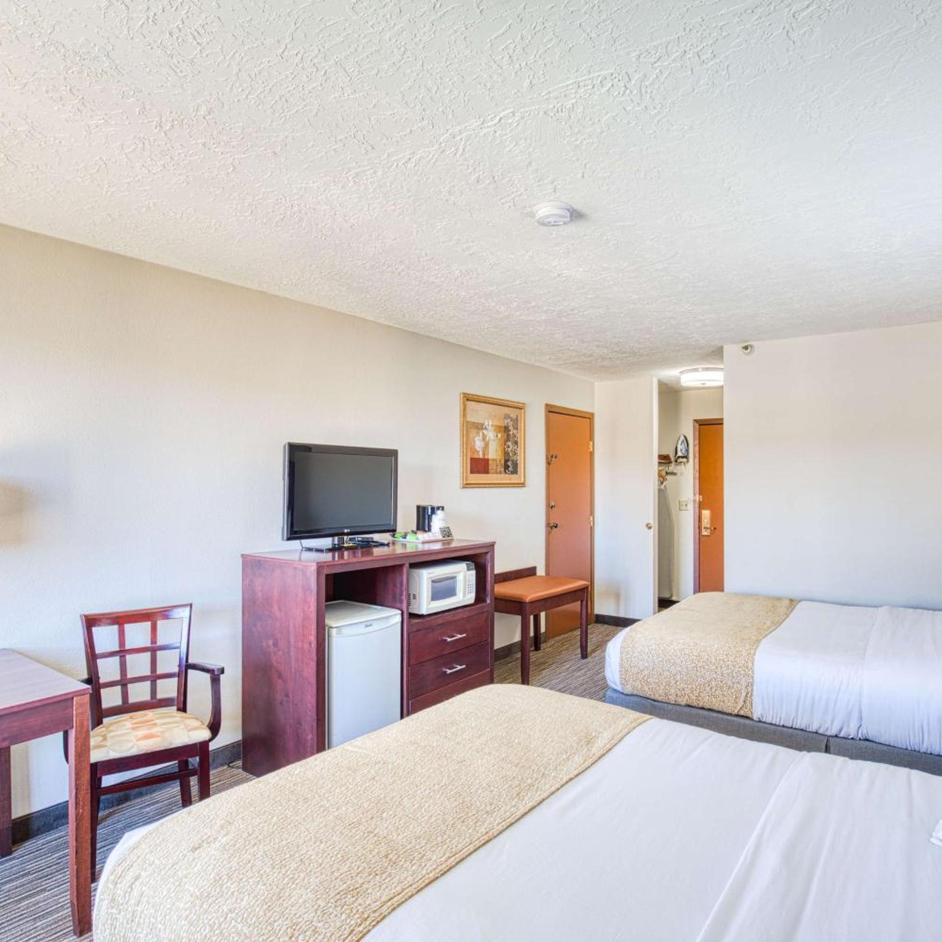 Room, 2 Queen Beds, Pool Side، Best Western Green Valley Inn 9/10