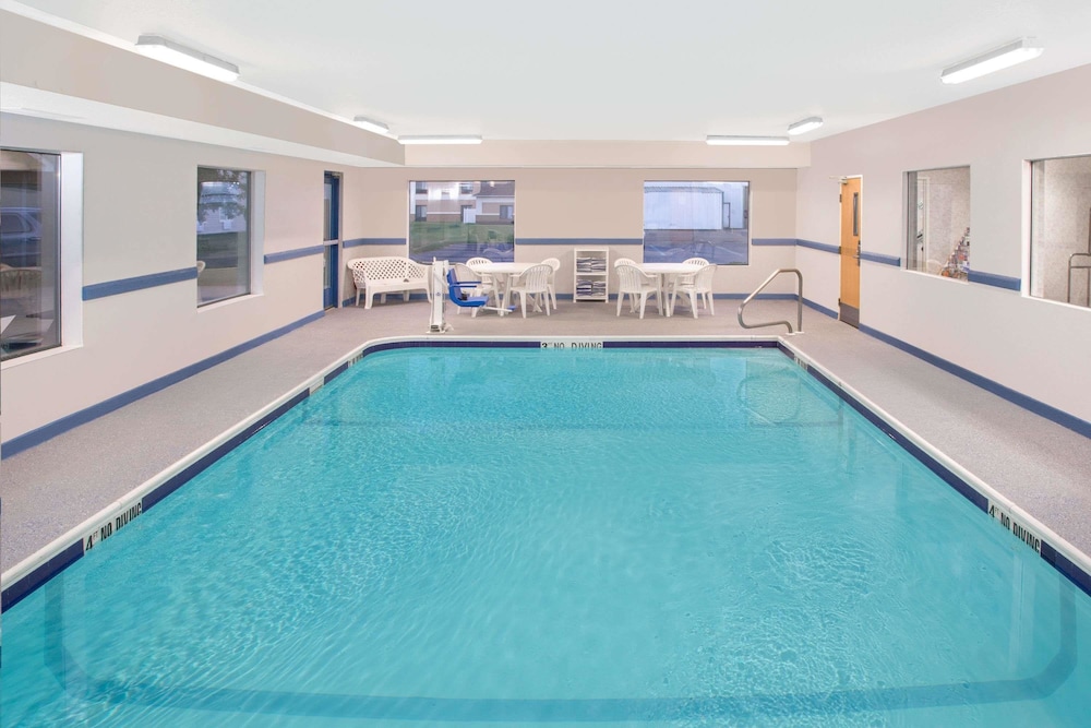 Super 8 By Wyndham Three Rivers 6/20