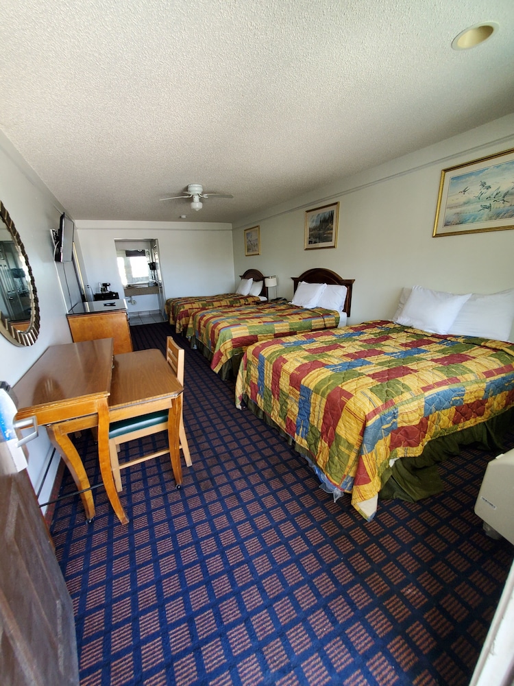 Deluxe Inn Suites 50/61