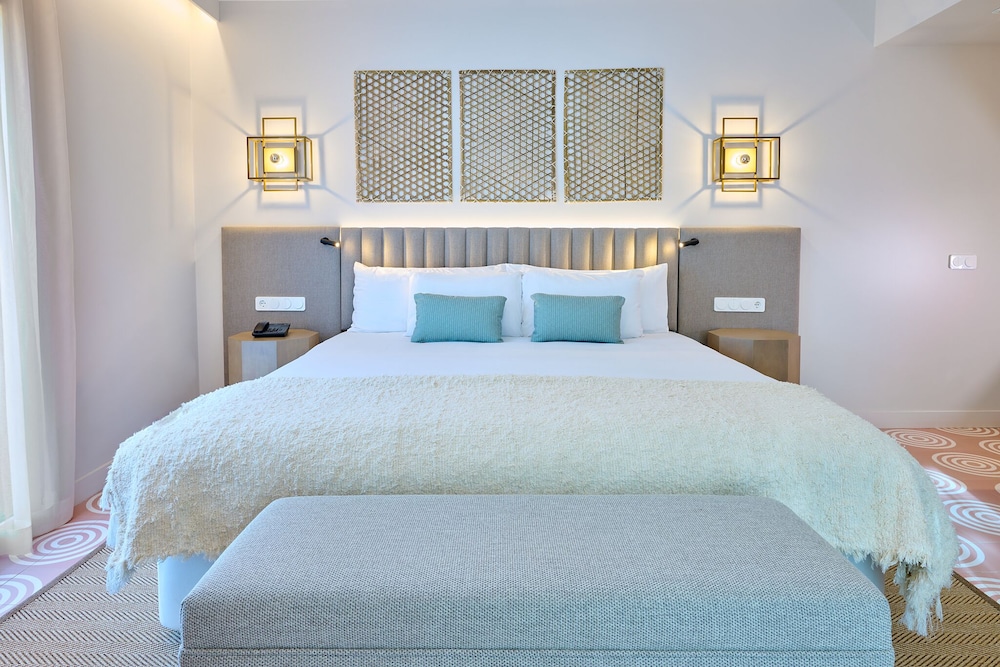 DELUXE, KING BED