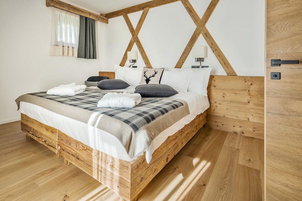 Tower, Deluxe, Suite, 1 King and 1 Single Beds, Queen Bed
