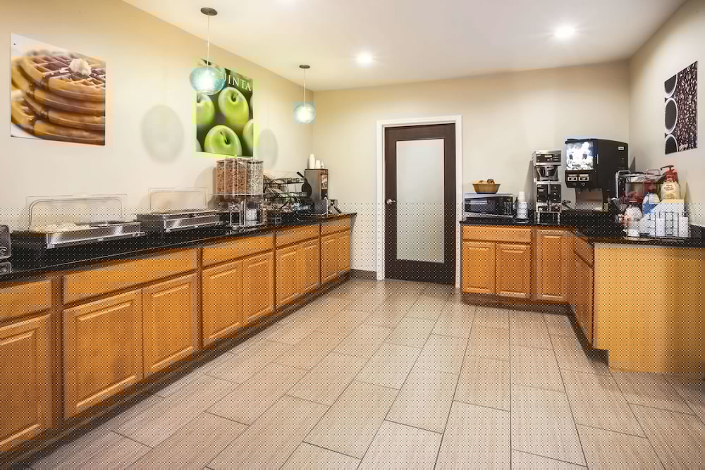 La Quinta Inn & Suites by Wyndham Evansville 2/43