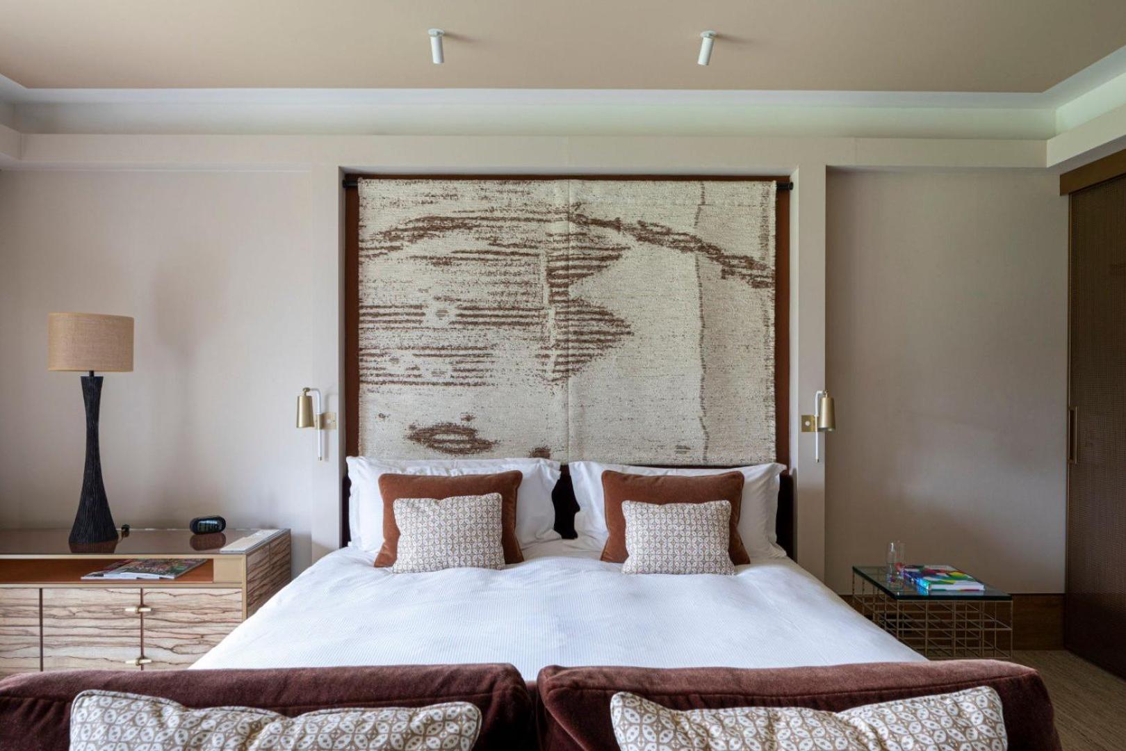 Deluxe, King Bed, West Wing