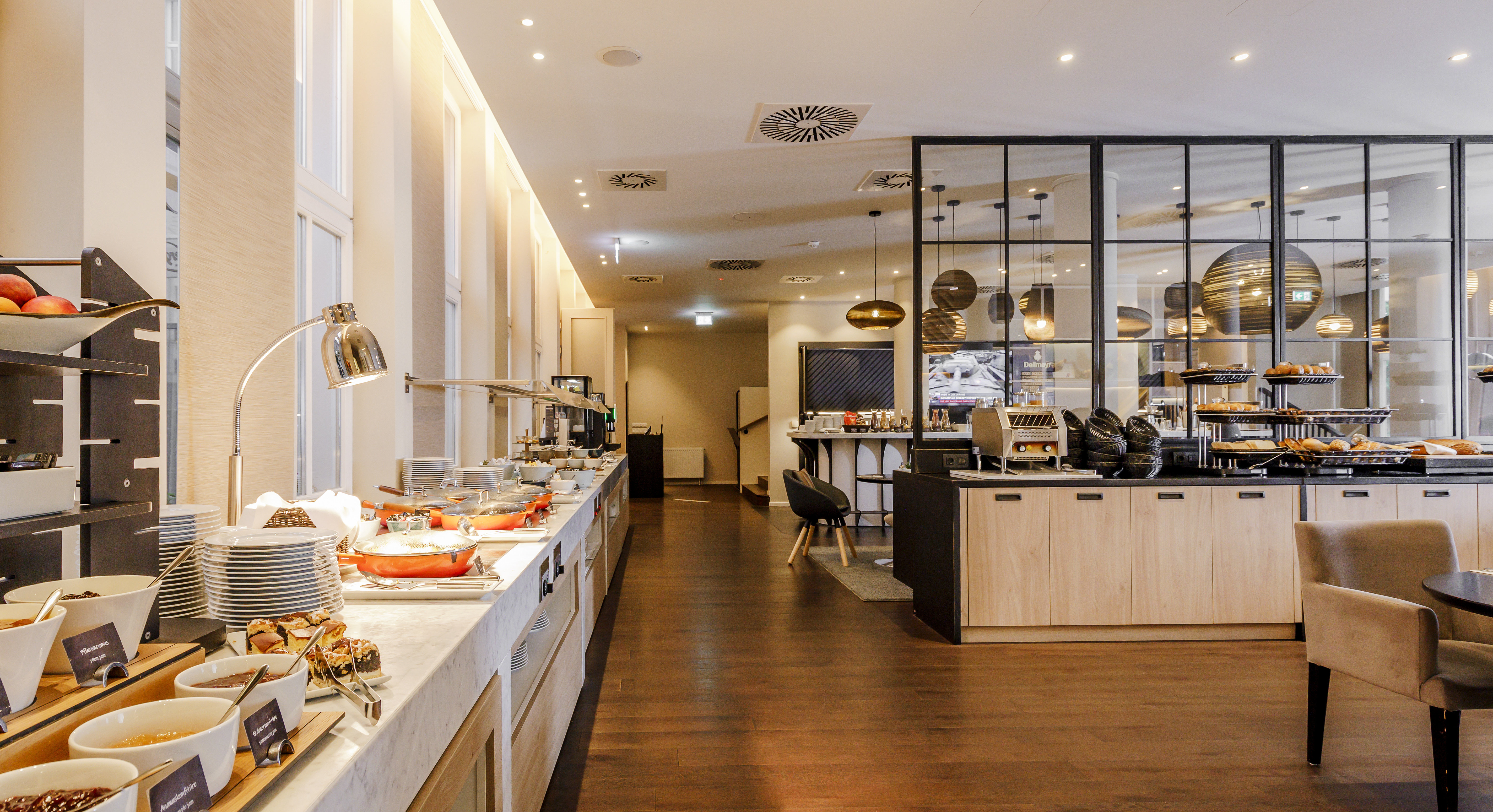 HOLIDAY INN DRESDEN - AM ZWINGER 54/77