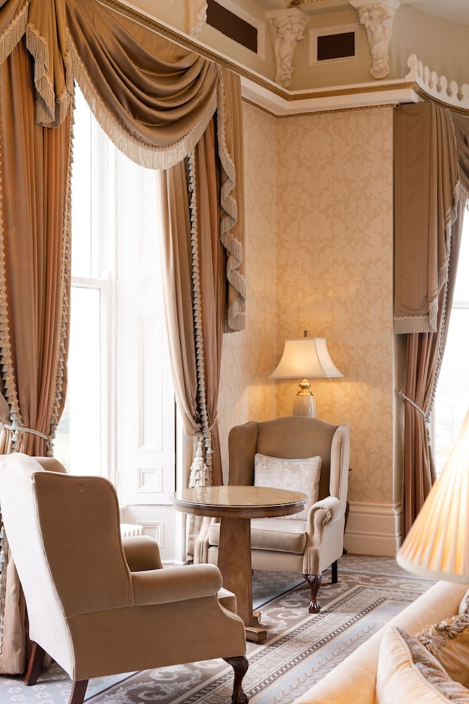 MANOR HOUSE COUNTRY HOTEL 35/56