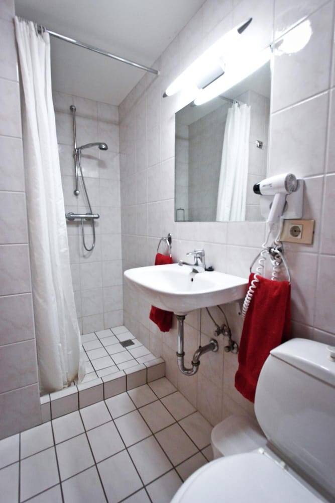 Orkin Hotel 30/32
