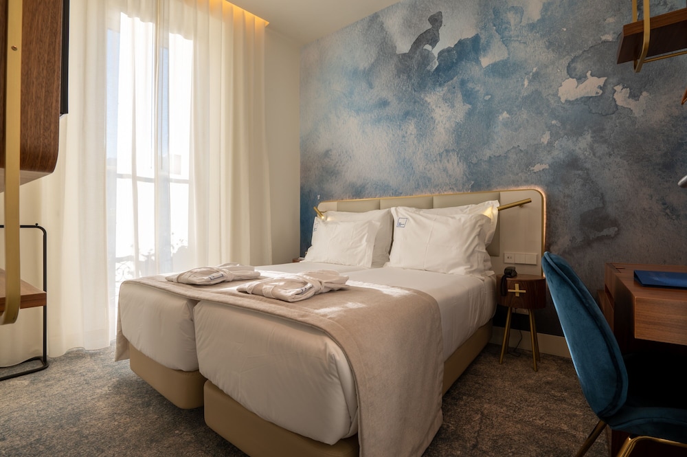 JUNIOR, DOUBLE OR TWIN BED, CITY VIEW
