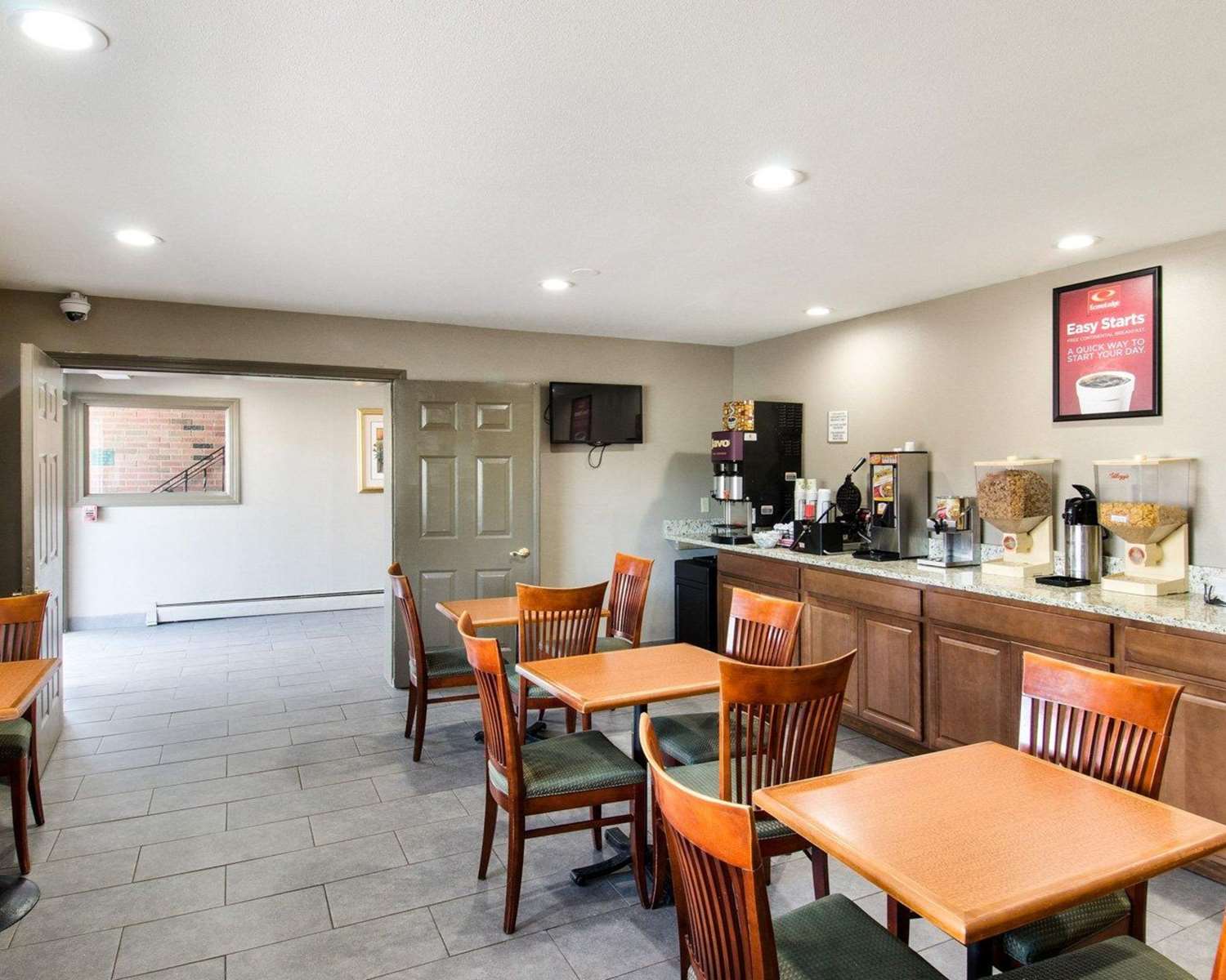 Econo Lodge Inn and Suites Northborough MA 21/22