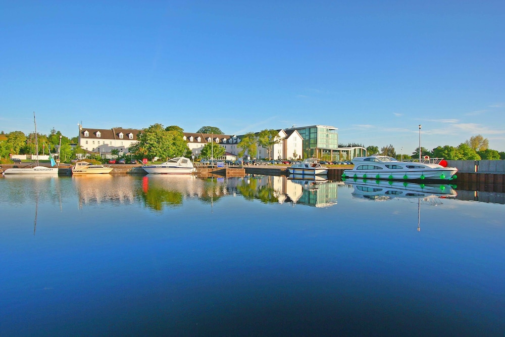 Hodson Bay Hotel 62/67