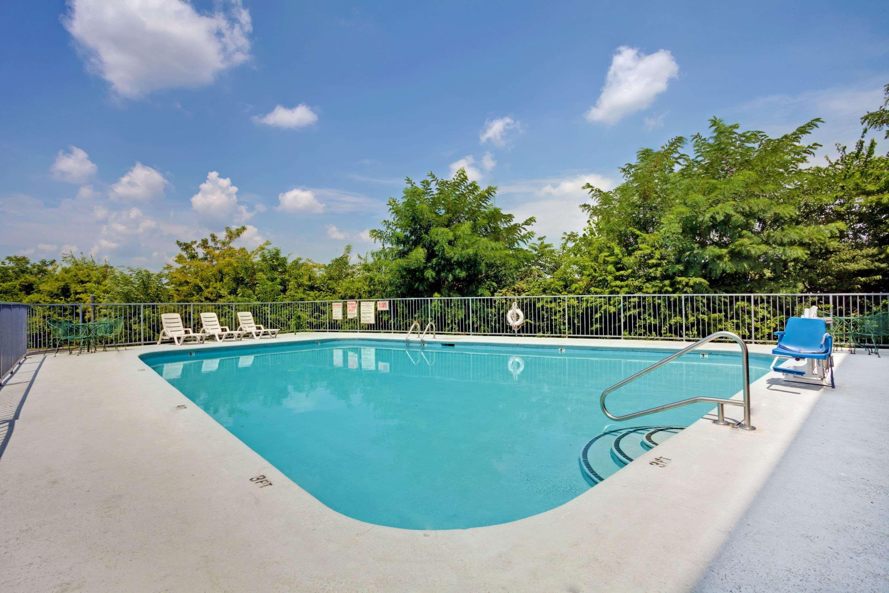 Super 8 By Wyndham Nashville/ Dntn/ Opryland Area 19/25