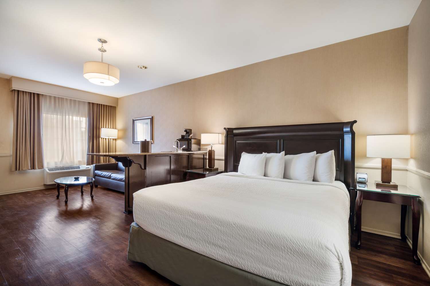 Suite, King Bed, Sofa, Smoking