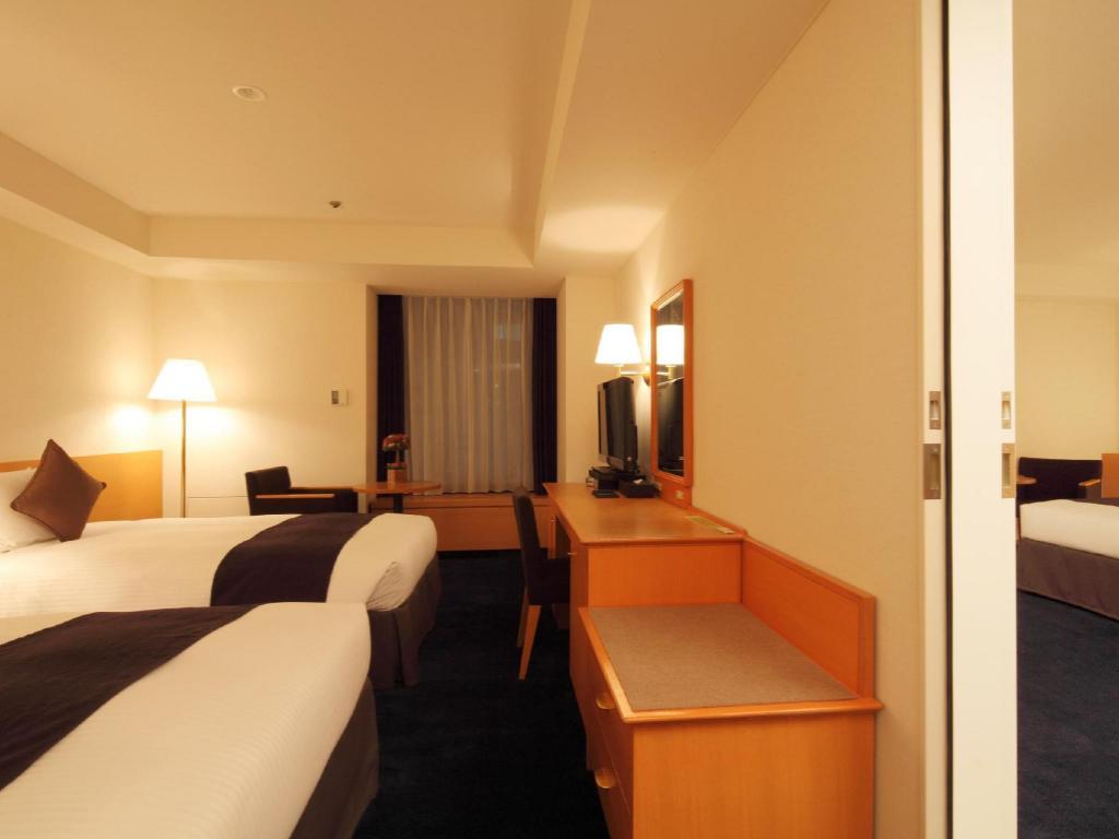 Connecting, 4 Double Beds, East Wing
