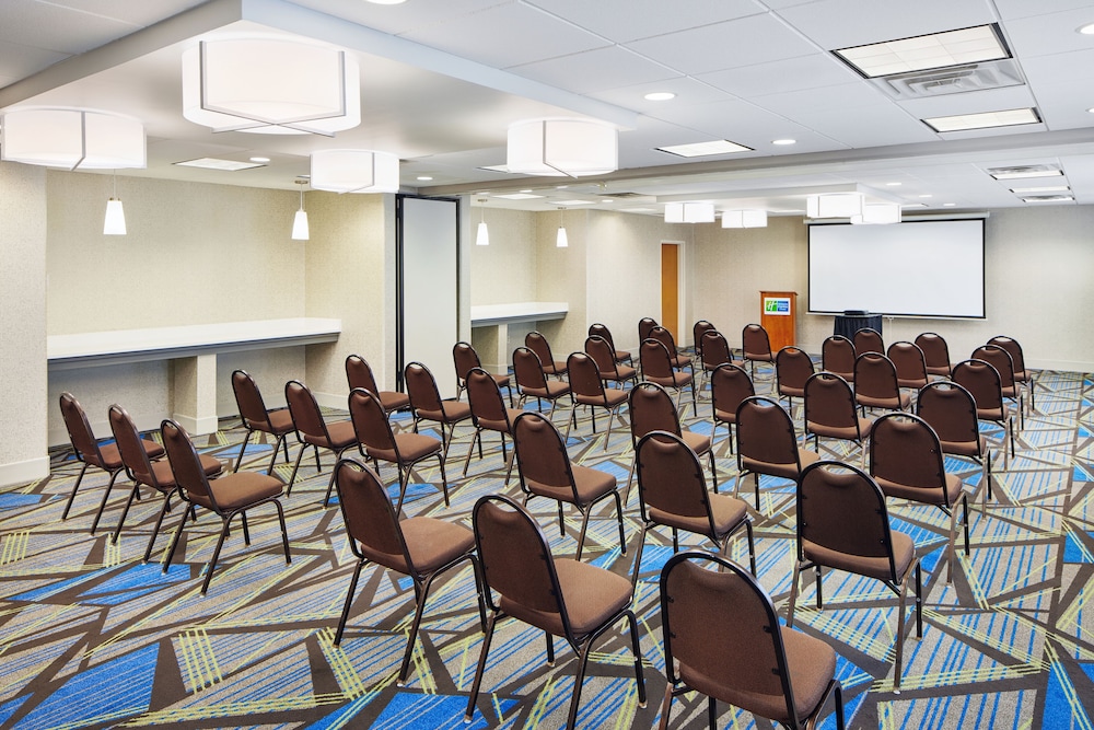 Holiday Inn Express & Suites Jacksonville SE- Med Ctr Area 44/55