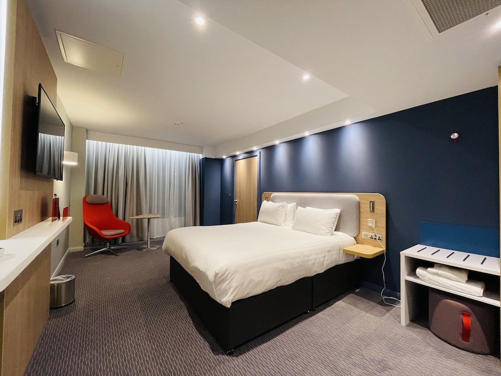Holiday Inn Express Cheltenham 25/58