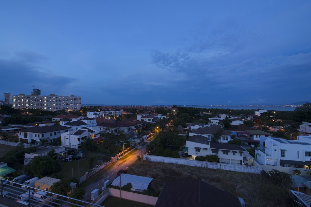 Golden View Serviced Apartment 62/67