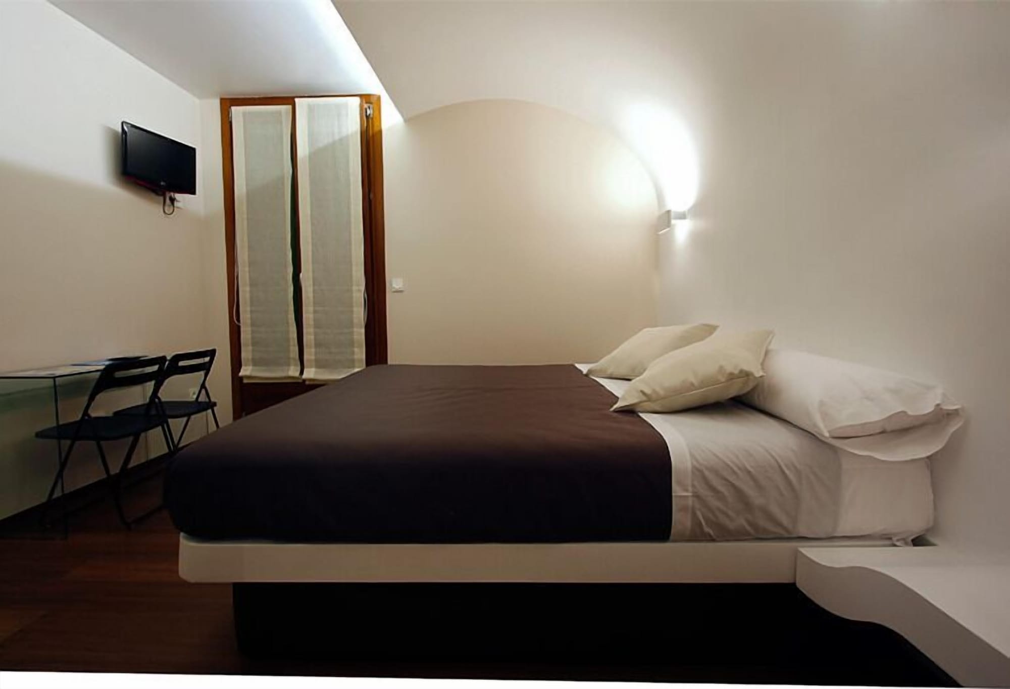 ROOM, DOUBLE BED