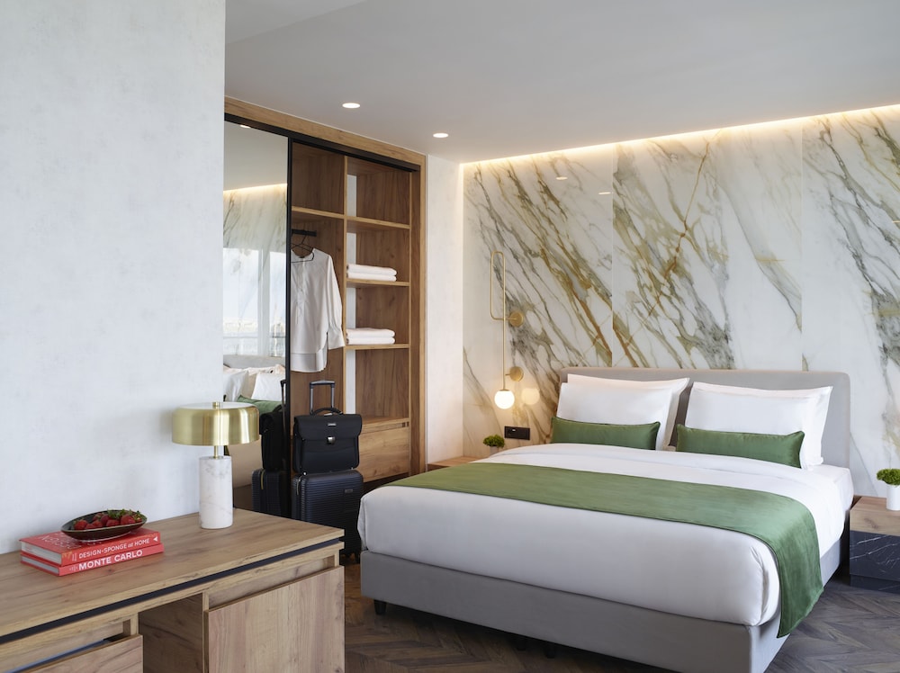 Port Square, Suite, King Bed, Sofa