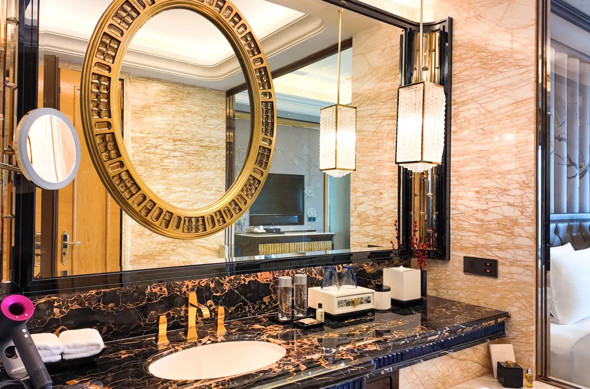 Executive, Twin Beds, Lake View, Wanda Reign Wuhan 2/2