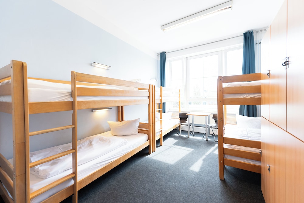 ROOM, 8 BEDS, SHARED BATHROOM