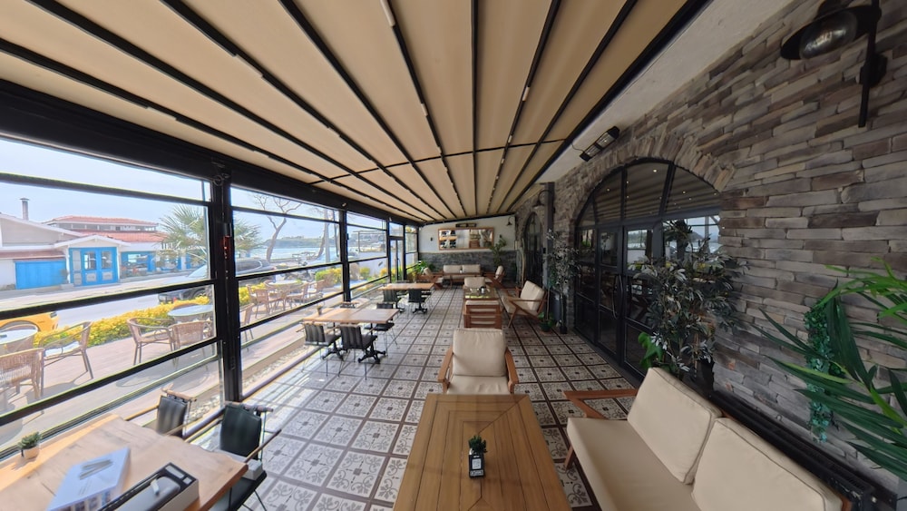 8 Rooms Boutique Hotel 25/50
