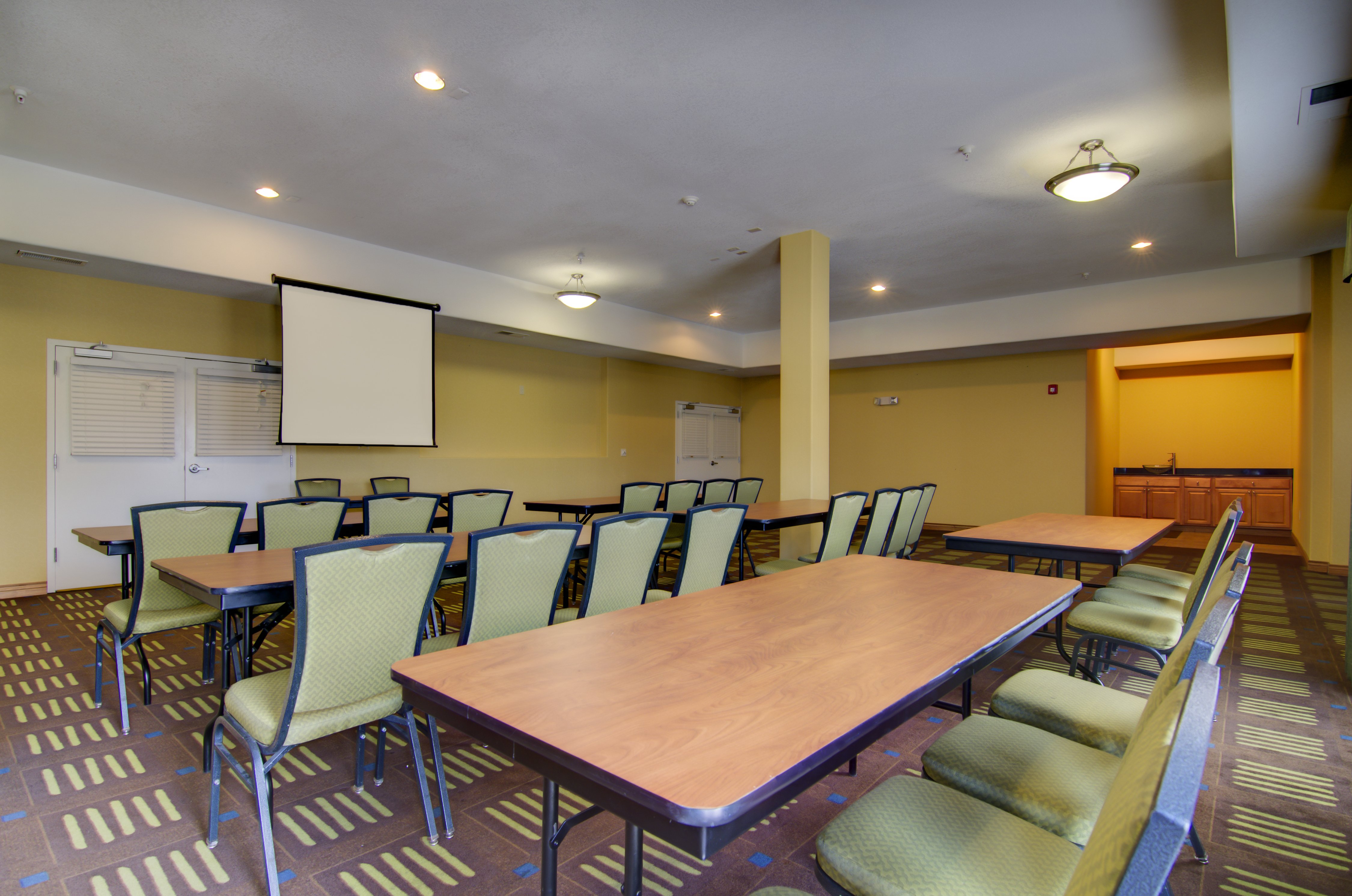 Holiday Inn Express Hotel Amp Stes Kansas City Sports Complex 53/55