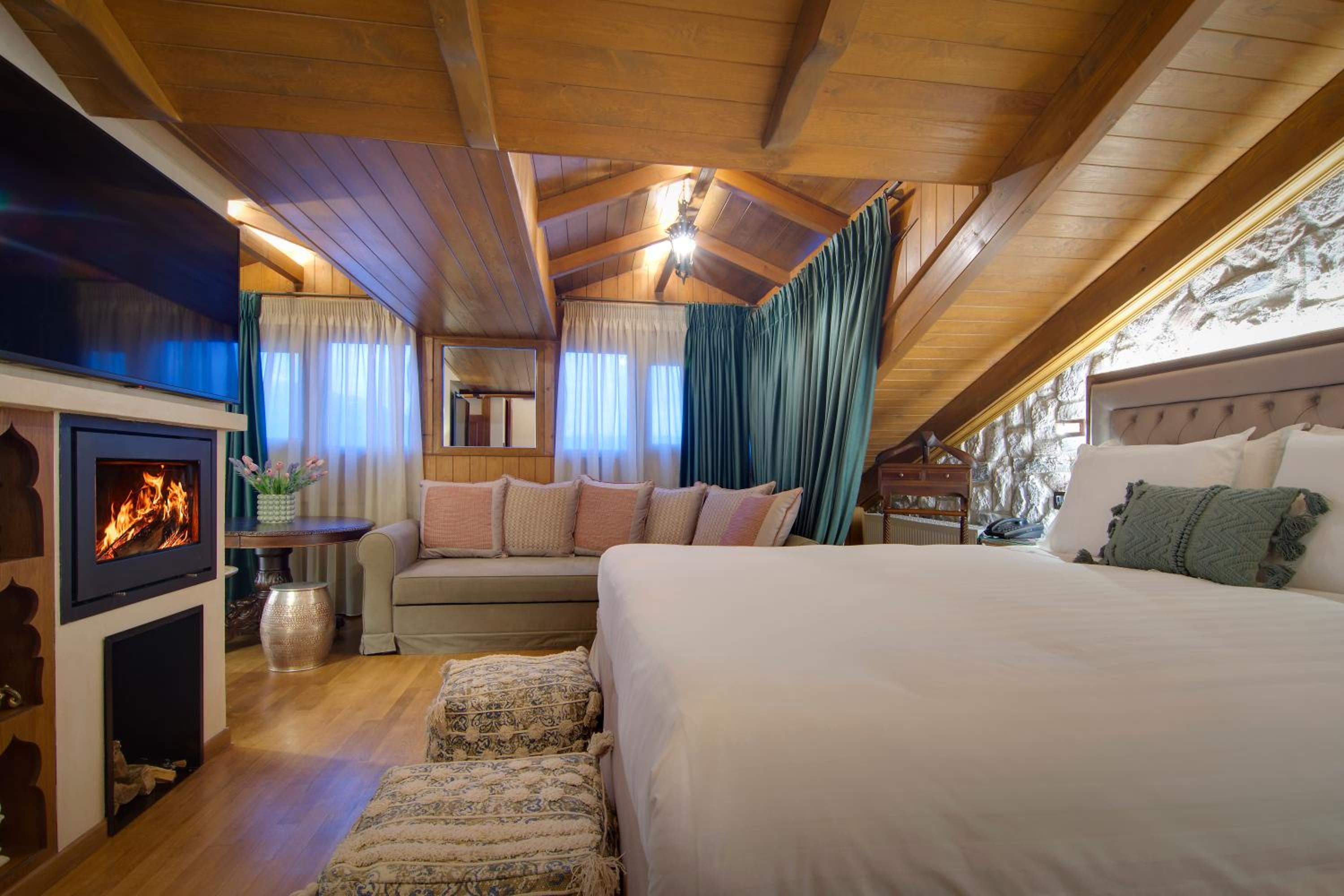 Room, King Bed, Lake View