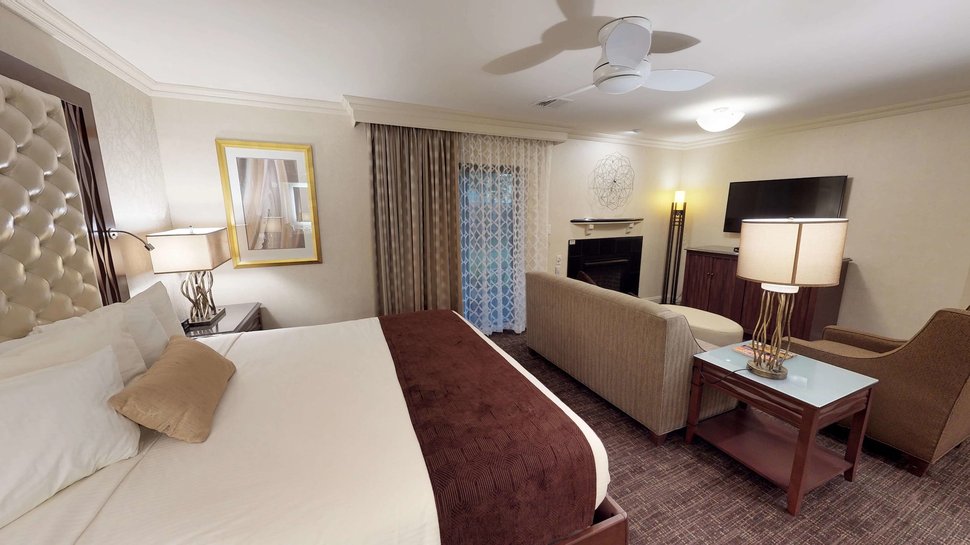 SUITE, KING BED, SOFA, KITCHEN