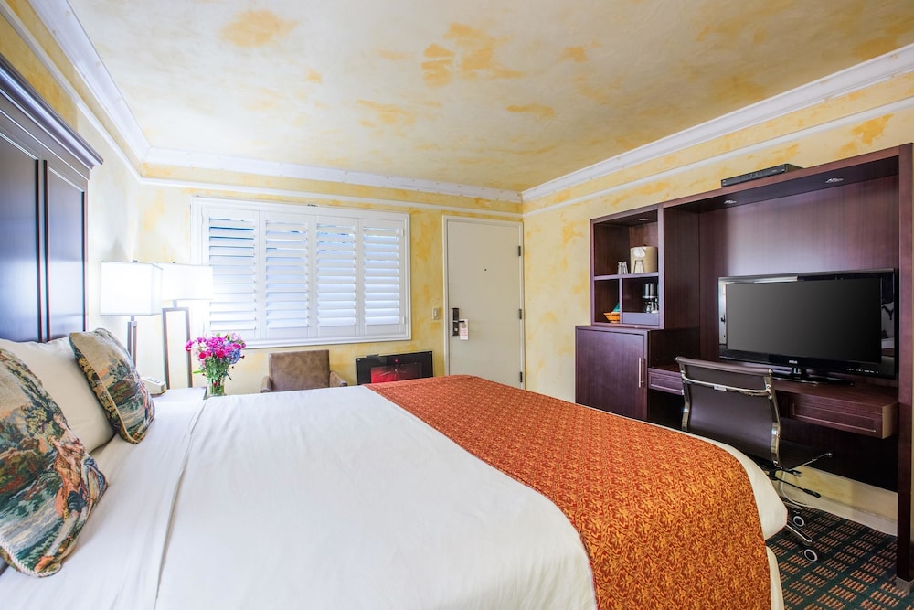 Clarion Collection Carmel Oaks Inn 13/28