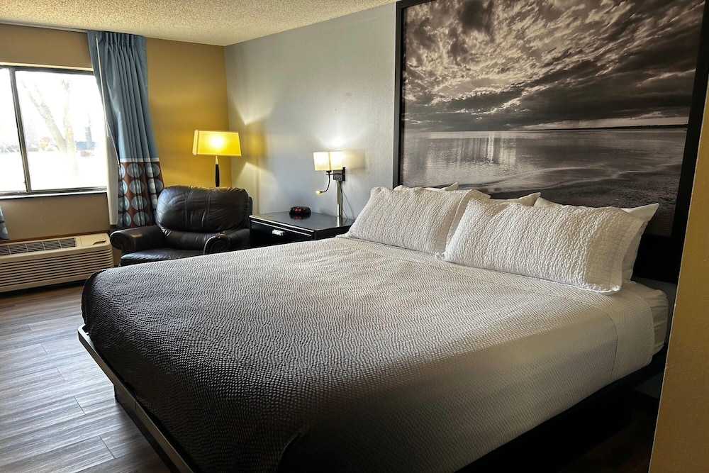 Room, Queen Bed, Super 8 Estherville 2/10