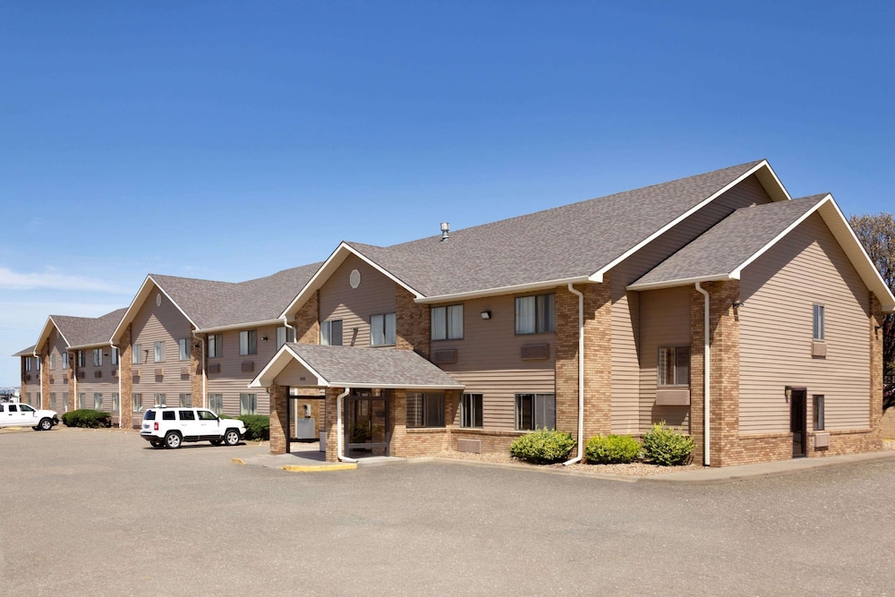 Sleep Inn & Suites Salina I-135 2/26