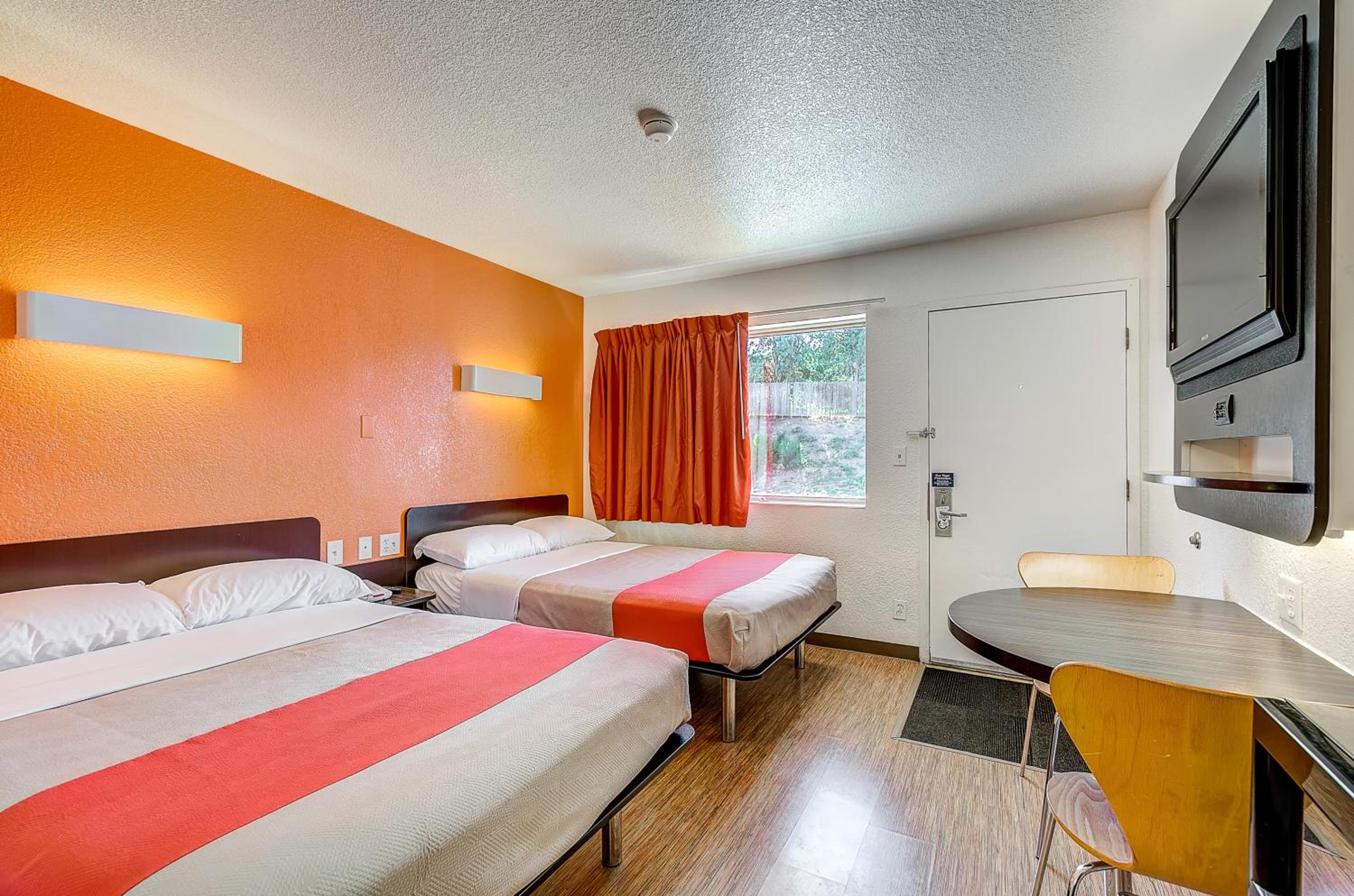 2 Full Beds - Non-Smoking