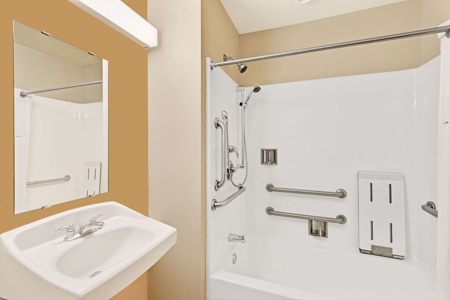 Microtel Inn & Suites by Wyndham York 44/45