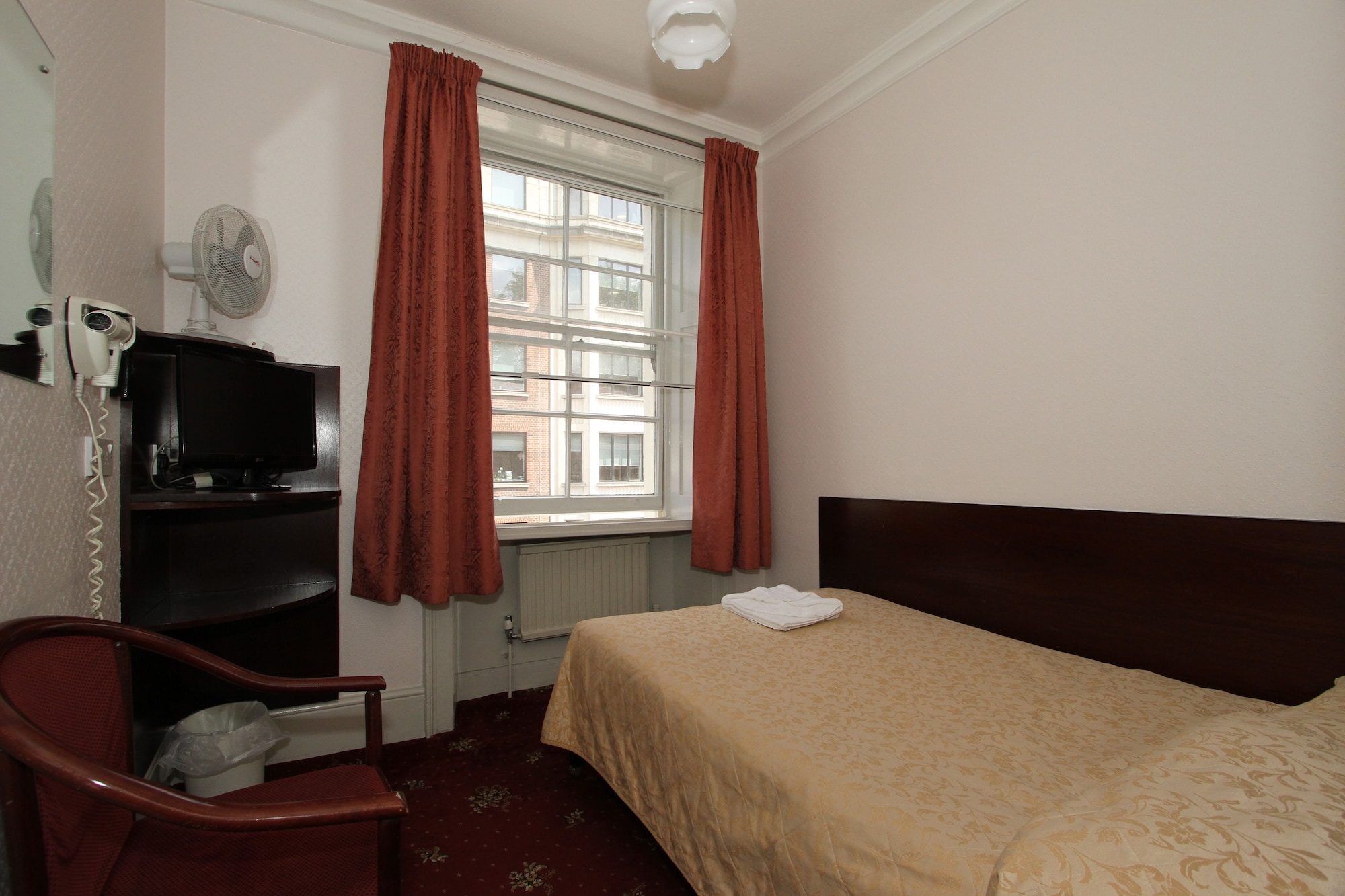 ROOM, SINGLE