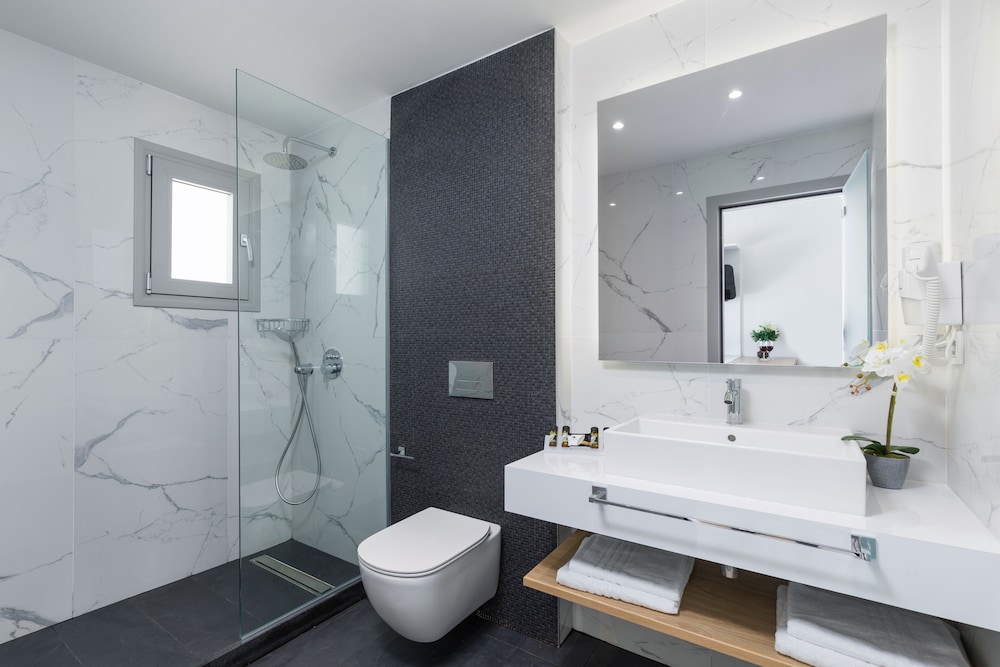 V Luxury Suites 48/50